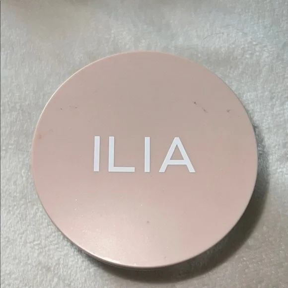 ILIA Fade Into You Finishing Powder in White - Picture 2 of 3